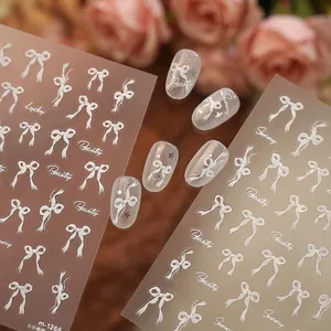 Minimalistische weiße Schleifen- und Buchstaben-Nagelsticker-Set mit 3D-Spitzenstruktur