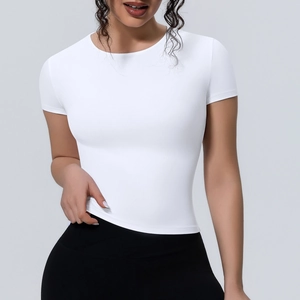 Gros plan du t-shirt de yoga blanc montrant le tissu élastique respirant et la coupe slim
