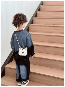 Detail of white cartoon bear shoulder bag for kids with adjustable strap and PU material