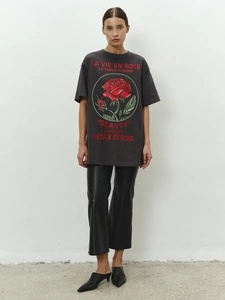 Λεπτομέρεια από γκρι oversized βαμβακερό T-shirt με τύπωμα τριαντάφυλλο και γαλλικά