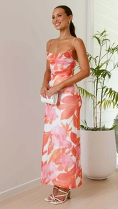 Détail d'une robe longue d'été à fleurs avec coupe ajustée et fines bretelles élégantes