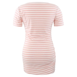 Dettaglio del tessuto in maglia a righe orizzontali rosa e bianche di una t-shirt premaman