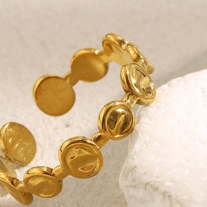 Bague ouverte en acier inoxydable plaqué or 18 carats avec disques ronds martelés