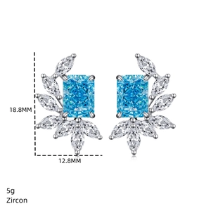 Vista macro degli orecchini in zircone blu con dimensioni di 18,8mm x 12,8mm e design a spiga