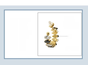 Dettaglio degli orecchini in acciaio placcati oro 18K con zirconi neri e trasparenti