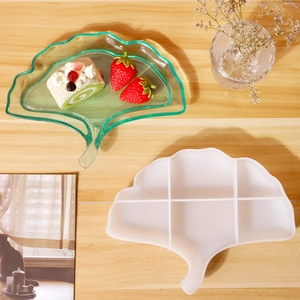 Vue macro du moule en silicone feuille de ginkgo avec un plateau en résine sur bois