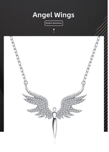 Détail du pendentif ailes d'ange en argent orné de pierres de zircone scintillantes