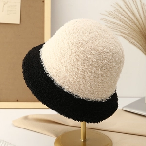 Chapeau bob d'hiver en polaire bicolore noir et blanc, style chaud et élégant