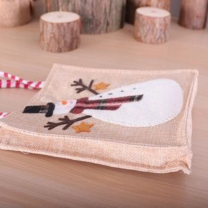 Sac cadeau de Noël en jute rustique avec applique bonhomme de neige et anse rayée