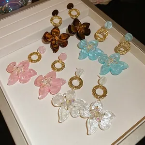 Elegantes Blumen-Ohrring-Set aus Harz in Bernstein Blau Rosa und Weiß mit matten Metallringen