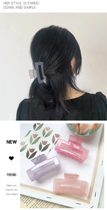 Détail de grandes pinces à cheveux rectangulaires aux tons Morandi pour un style minimaliste