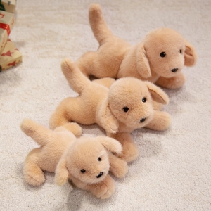 Peluche de chien Golden Retriever réaliste en trois tailles sur un tapis gris doux