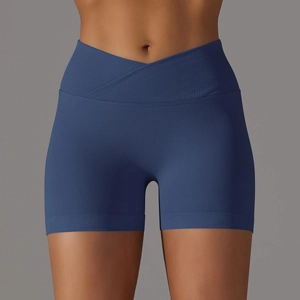 Dettaglio dei pantaloncini yoga senza cuciture con vita a V incrociata e tessuto a coste