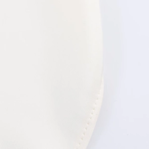 Détail du haut blanc crème montrant la texture du sergé et les coutures précises