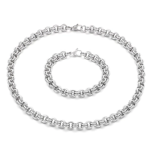 Minimalistisches Set aus Halskette und Armband aus silbernem Edelstahl auf weißem Grund