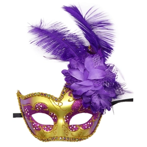 Dettaglio della maschera di carnevale viola e oro con piume, fiori di seta e glitter