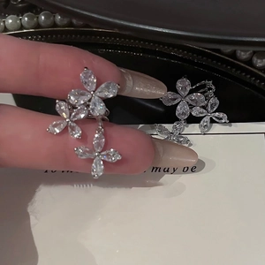 Μίνιμαλ ασημένιο σκουλαρίκι ear cuff λουλούδι με ζιργκόν, στο χέρι για επίδειξη μεγέθους