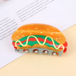 Makro-Detail der Hot-Dog-Haarklammer aus buntem Acryl-Acetat im Dopamin-Stil für Damen