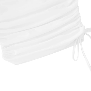 Détail du haut moulant blanc montrant les cordons de serrage latéraux et les fronces