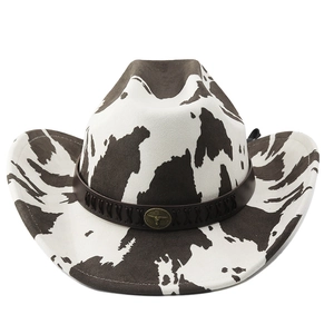 Détail d'un chapeau de cowboy à motif vache avec bande en cuir et boucle de tête de taureau