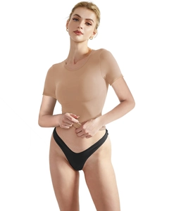 Détail d'un t-shirt beige ajusté à manches courtes pour femme en tissu élastique lisse