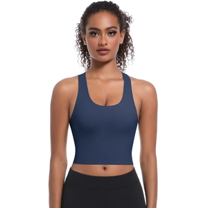 Gros plan sur le soutien-gorge de sport bleu foncé avec larges bretelles sur modèle