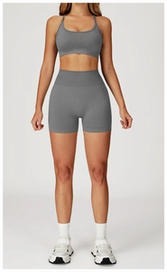 Détail de la texture côtelée sans couture grise sur l'ensemble yoga veste et short