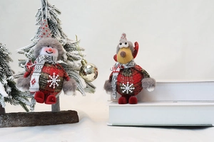 Détail de décorations de Noël bonhomme de neige et élan avec motif à carreaux rouge et gris