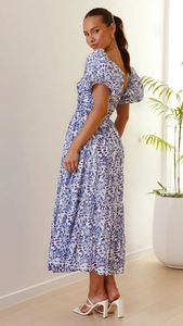 Detailansicht des eckigen Ausschnitts und gesmokten Oberteils am floralen Maxikleid