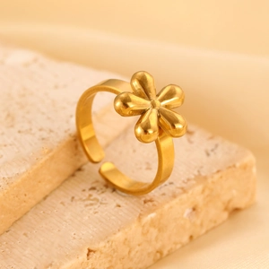 Detail van de 18K vergulde roestvrijstalen ring met een 3D-bloemontwerp met vijf bladen