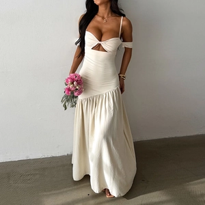 Robe longue élégante crème à épaules dénudées avec découpes et fronces pour l'été