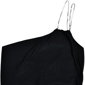 Détail d'une robe en satin noir avec encolure asymétrique et bretelles chaînettes