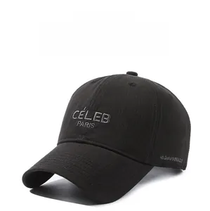 Dettaglio del cappellino nero con ricami bianchi CÉLEB PARIS e CLUB MONACO