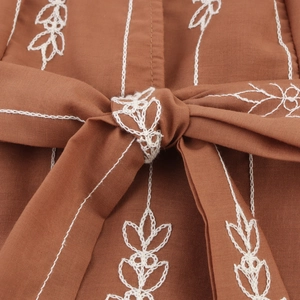 Robe longue ethnique sans manches à col V caramel avec broderies et ceinture nouée