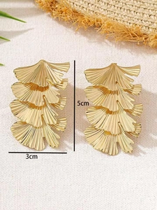 Detailansicht goldener Ginkgoblatt-Ohrringe mit Quasten, 5 cm lang und 3 cm breit