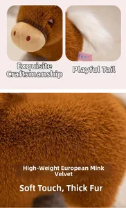 Gros plan sur la texture du velours de vison et les coutures détaillées du poney en peluche