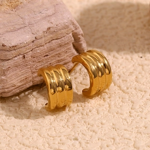 Three-tier ribbed C-shaped earrings in 18K gold-plated stainless steel on stone