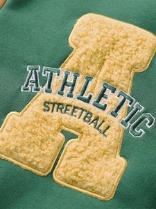 Veste de sport rétro verte avec broderie bouclée jaune et détails de style streetball