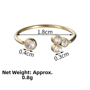 Dettaglio di un anello regolabile placcato oro 14K con grappoli di zirconi bianchi