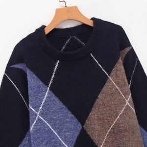 Maglione classico a rombi in blu scuro con motivi geometrici marroni e blu