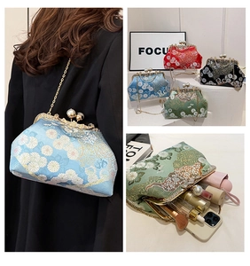 Vista dettagliata della pochette in tessuto jacquard con chiusura a perla e capienza