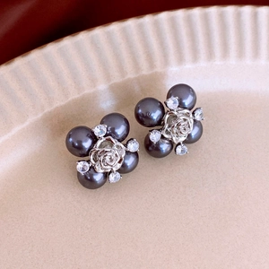 Détail de boucles d'oreilles fleurs vintage en argent avec perles grises et oxydes de zirconium