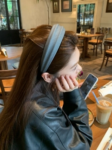 Detailed view of the fabric texture on a wide-brimmed grey headband for autumn and winter
