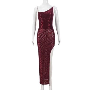 Détail d'une robe bordeaux à une épaule avec tissu en maille texturée et fente haute