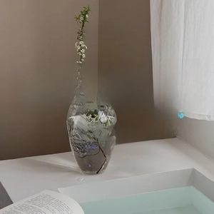 Sortiment eleganter Schmuckstücke mit Blumendekor in minimalistischem Lifestyle-Ambiente