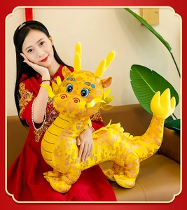Grande mascotte di peluche a forma di drago cinese giallo tenuta da una modella
