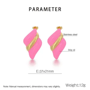 Détails des boucles d'oreilles ondulées en émail rose et acier inoxydable plaqué or 18 carats