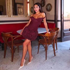 Détail de robe cocktail bordeaux épaules dénudées avec texture de jupe fleurie 3D
