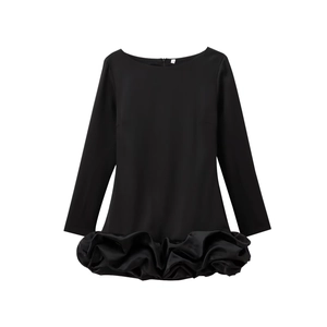 Robe noire chic à manches longues avec ourlet bouffant élégant et coupe minimaliste