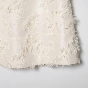Elegante witte rok van zijdeachtige stof met lichtgewicht franjes aan de zoom van de rok